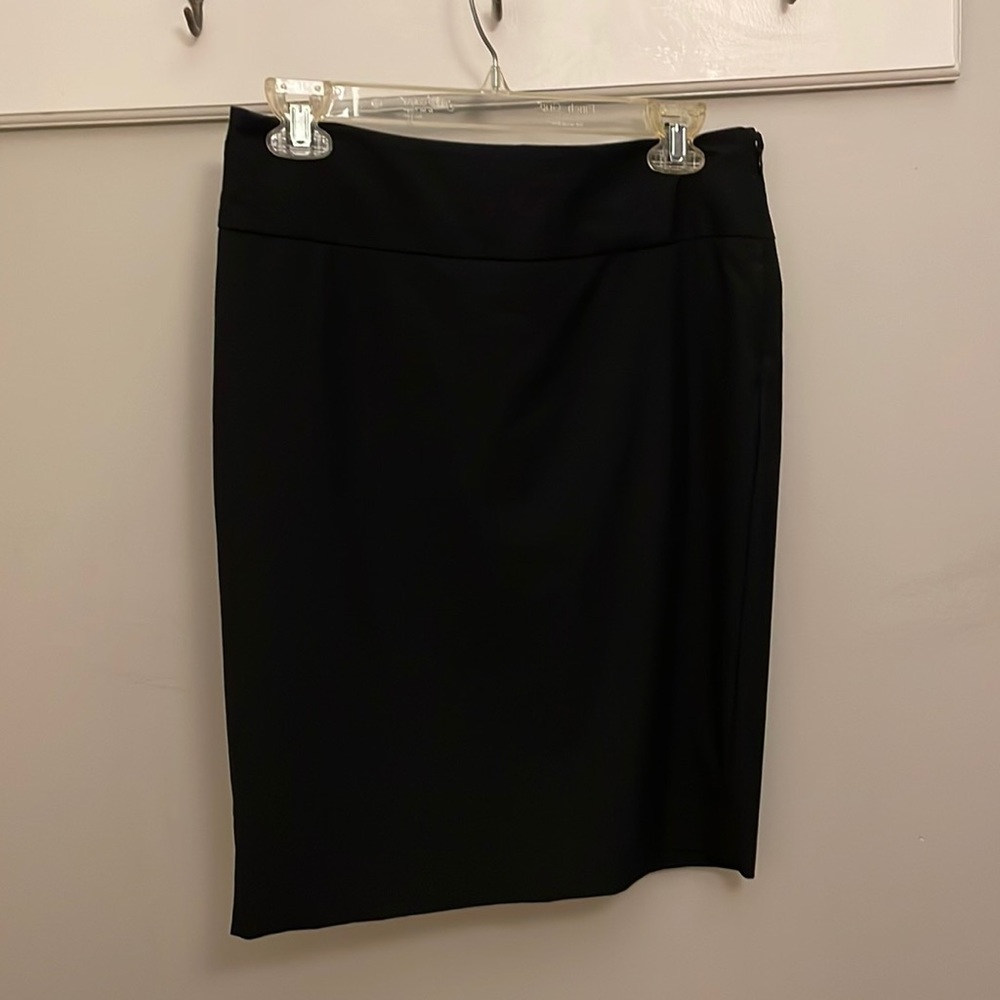 The Limited Black pencil skirt; no stains no rips; size 6; barely worn